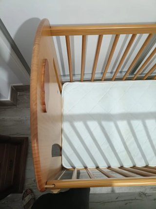 Cuna de madera con colchón