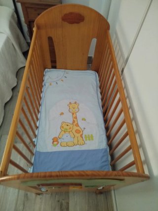 Cuna de madera con colchón