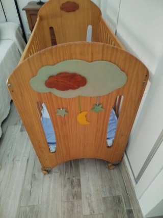 Cuna de madera con colchón