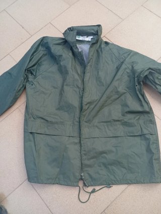 Chaqueta verde impermeable