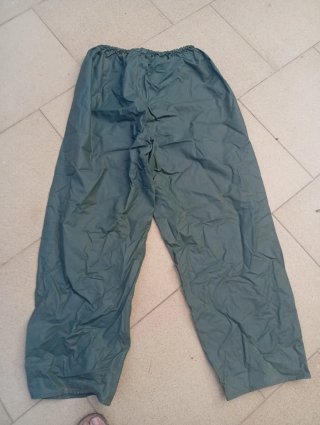 Chaqueta verde impermeable
