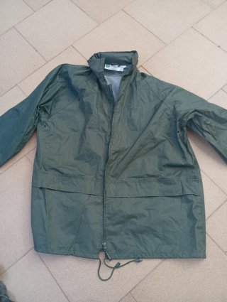 Chaqueta verde impermeable