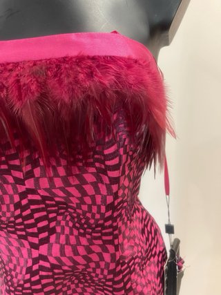 Vestido fiesta strapless plumas