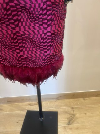Vestido fiesta strapless plumas