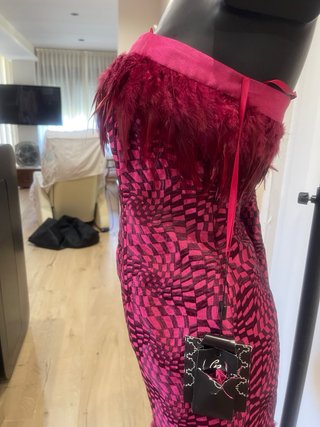 Vestido fiesta strapless plumas