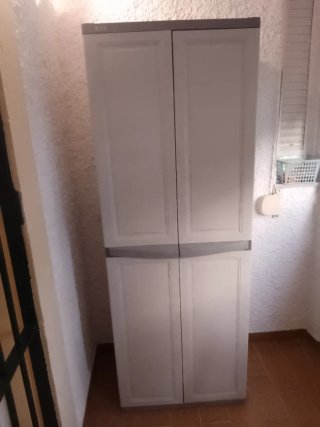 Mueble de resina gris