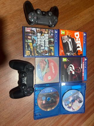 Pacchetto PS4: 2 Controller e 4 Giochi
