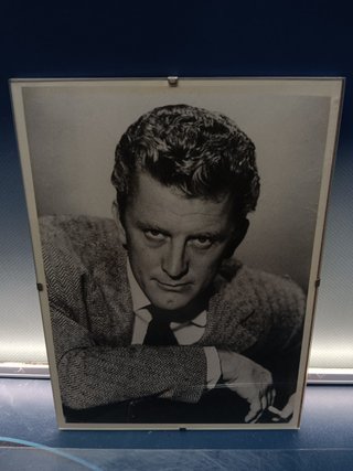 vhs, 3 películas especial Kirk douglas + retrato en marco