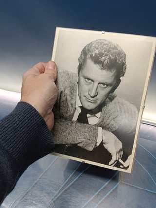 vhs, 3 películas especial Kirk douglas + retrato en marco