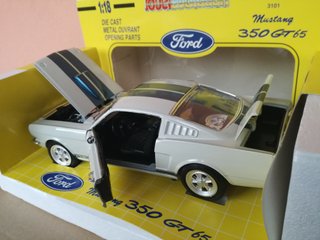 1/18 MODELLO FORD MUSTANG 350 GT NO BURAGO