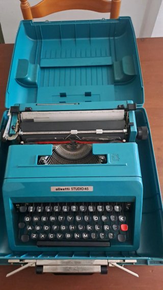Máquina de escribir Olivetti Studio 45 azul