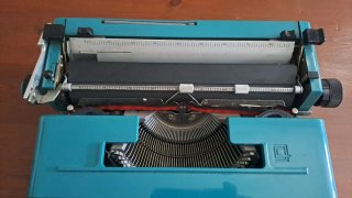 Máquina de escribir Olivetti Studio 45 azul