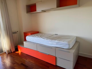 Muebles juveniles: cama, librería y mesa