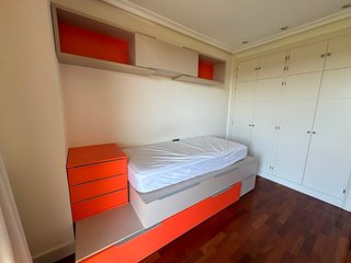 Muebles juveniles: cama, librería y mesa