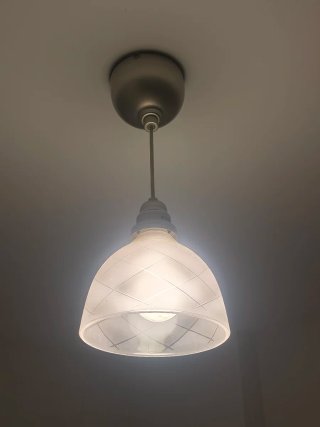 Lámpara de techo perfecta para habitación obscura.
