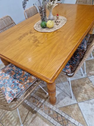 Mesa de comedor de madera de pino