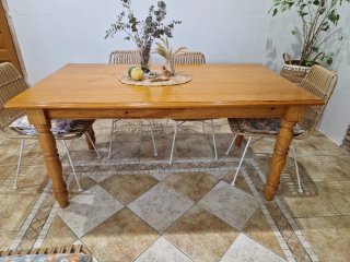 Mesa de comedor de madera de pino