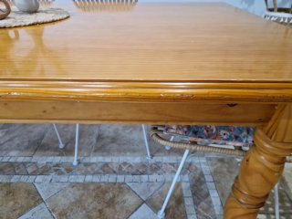 Mesa de comedor de madera de pino
