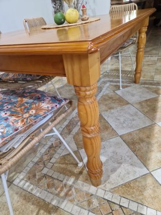Mesa de comedor de madera de pino