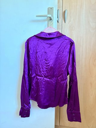Camisa morada brillante satinada