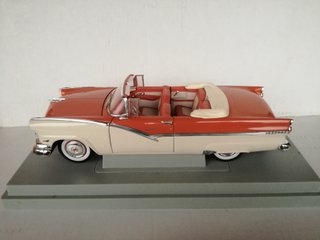 1/18 MODELLO FORD SUNLINER DEL 1956 NO BURAGO