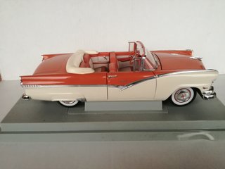 1/18 MODELLO FORD SUNLINER DEL 1956 NO BURAGO