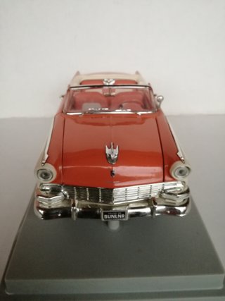 1/18 MODELLO FORD SUNLINER DEL 1956 NO BURAGO