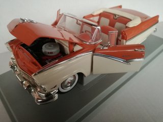 1/18 MODELLO FORD SUNLINER DEL 1956 NO BURAGO
