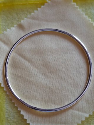 Pulsera plateada fina