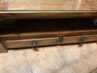 Mesa de madera con superficie de cristal