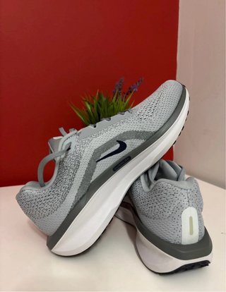 Zapatillas Nike grises y blancas