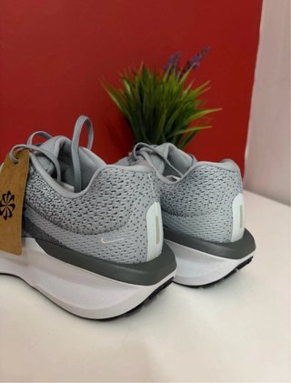 Zapatillas Nike grises y blancas