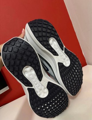 Zapatillas Nike grises y blancas