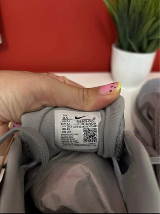 Zapatillas Nike grises y blancas