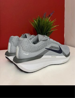 Zapatillas Nike grises y blancas