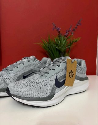 Zapatillas Nike grises y blancas