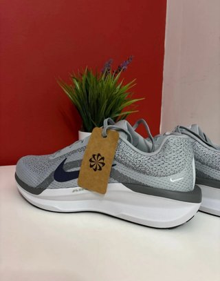 Zapatillas Nike grises y blancas