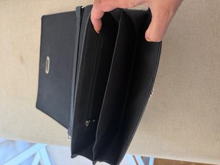 Bolso de hombro negro con cadena
