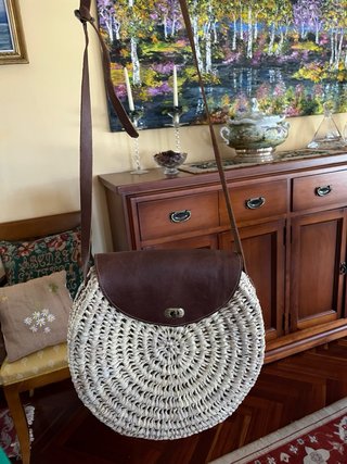 Bolso redondo mimbre y piel
