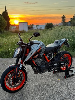 KTM 890 Duke R