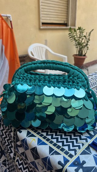 Clutch uncinetto verde e argento