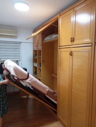 Habitación completa, con una cama abatible.