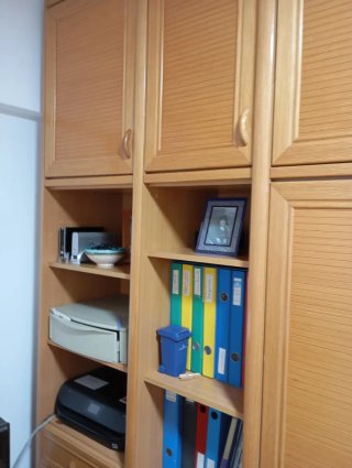 Habitación completa, con una cama abatible.