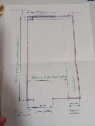 Habitación completa, con una cama abatible.