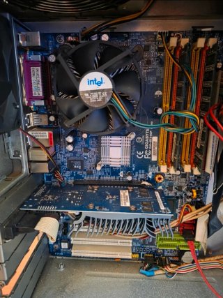 Torre PC Gigabyte Antigua 2005 Retro Gaming