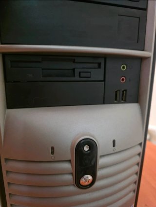 Torre PC Gigabyte Antigua 2005 Retro Gaming