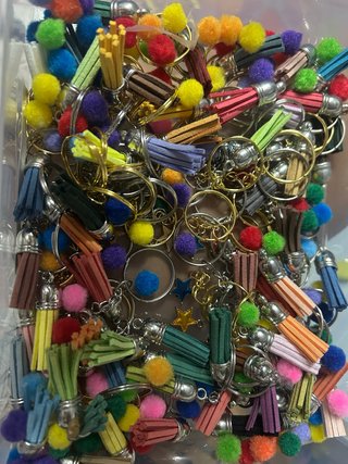 Llaveros DIY: Anillas y Pompones de Colores