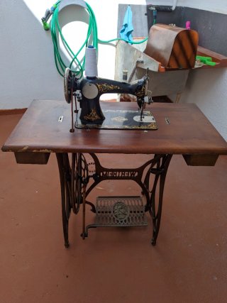 Máquina de coser Wertheim antigua