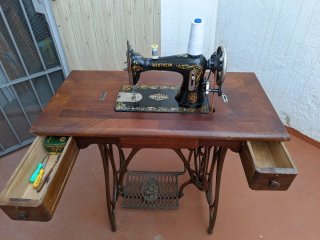 Máquina de coser Wertheim antigua