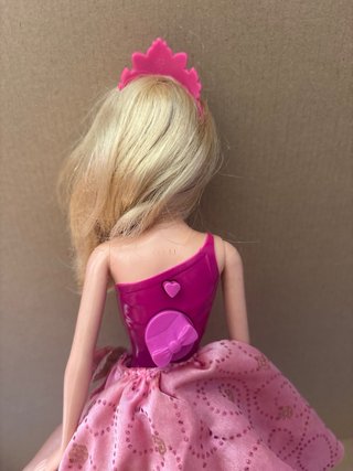 Muñeca Barbie con vestido 2 en 1!